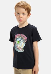 Camiseta de algodón negra con un gráfico colorido de temática surf en el frente, que incluye una ola y un personaje en una tabla de surf. Mangas cortas.