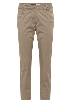 Pantaloni beige slim-fit con bottone e cerniera frontali, dotati di tasche anteriori e passanti per cintura, esposti su sfondo bianco.