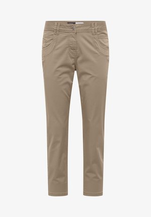 Pantaloni beige slim-fit con bottone e cerniera frontali, dotati di tasche anteriori e passanti per cintura, esposti su sfondo bianco.