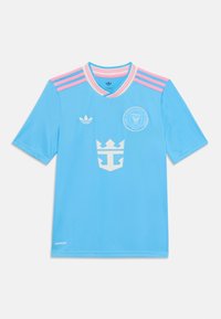 Svetlomodrý dres na futbal s krátkym rukávom, s pink pruhovaným golierom a akcentmi na ramenách. Obsahuje biely emblém a grafiku koruny na hrudi.