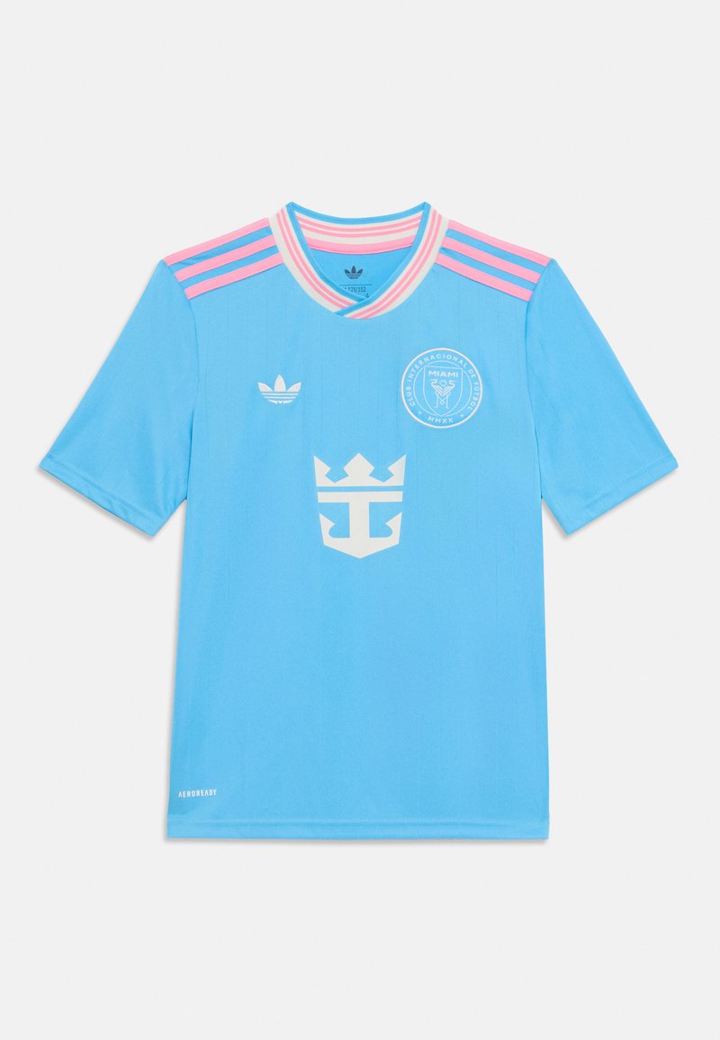 Svetlomodrý dres na futbal s krátkym rukávom, s pink pruhovaným golierom a akcentmi na ramenách. Obsahuje biely emblém a grafiku koruny na hrudi.
