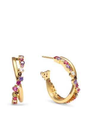 Orecchini a cerchio d'oro con un design intrecciato decorato con gemme multicolori in tonalità rosa, viola e trasparenti. Accenti decorativi lungo tutta la superficie.