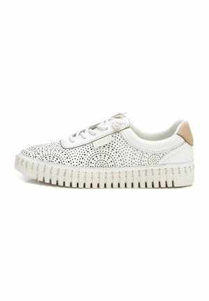 Zapatillas blancas perforadas con piel texturizada, punta redonda, suela de goma elevada y acentos beige en el talón. Cuenta con cordones en la parte delantera.