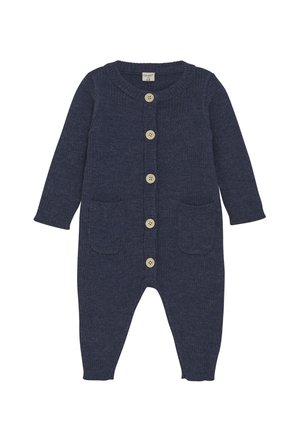 Combinaison en tricot bleu marine avec manches longues, fermeture à boutons sur le devant, deux poches avant et texture côtelée. Les boutons sont de couleur marron clair et circulaires.