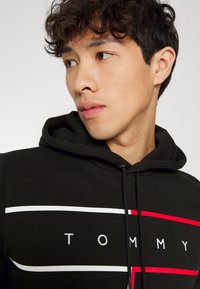 Tommy Hilfiger LARGE FLAG HOODY - Camisola - black
