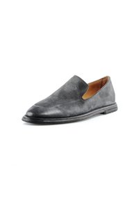 Chaussure unique en daim gris à enfiler avec un talon bas et un bout arrondi, vue en angle frontal sur fond blanc.