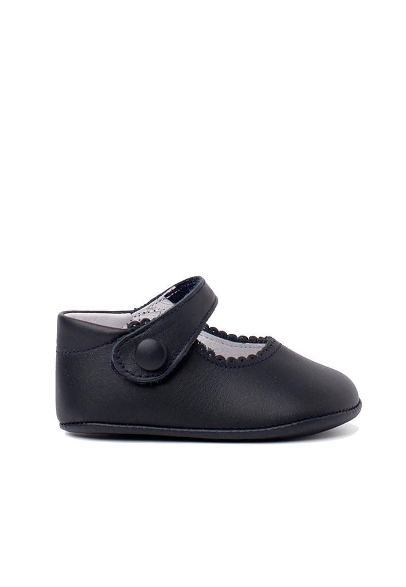 Scarpina per bambini in pelle nera con punta arrotondata, bordi scallopati e una cinturino con bottone arrotondato. Soletta morbida per comfort e flessibilità.