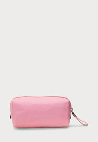 Estuche de lápices rosa con forma rectangular, textura de tela suave y un detalle de correa para la muñeca en un lado.