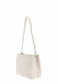 Sac à main en cuir blanc tressé de forme rectangulaire, doté d'une quincaillerie argentée et d'une fermeture éclair supérieure. Texture lisse, design minimaliste.