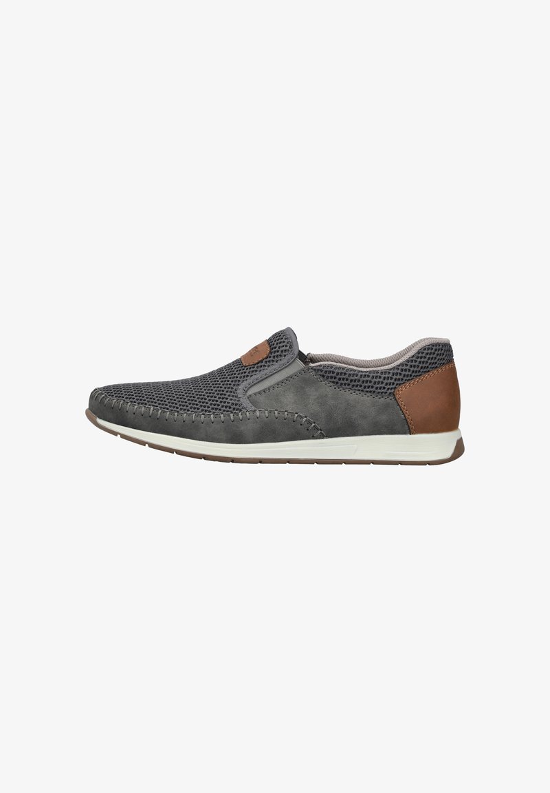 Men’s slip-on casual shoe in dark gray mesh and suede with brown heel patch and white sole, side view on white background.