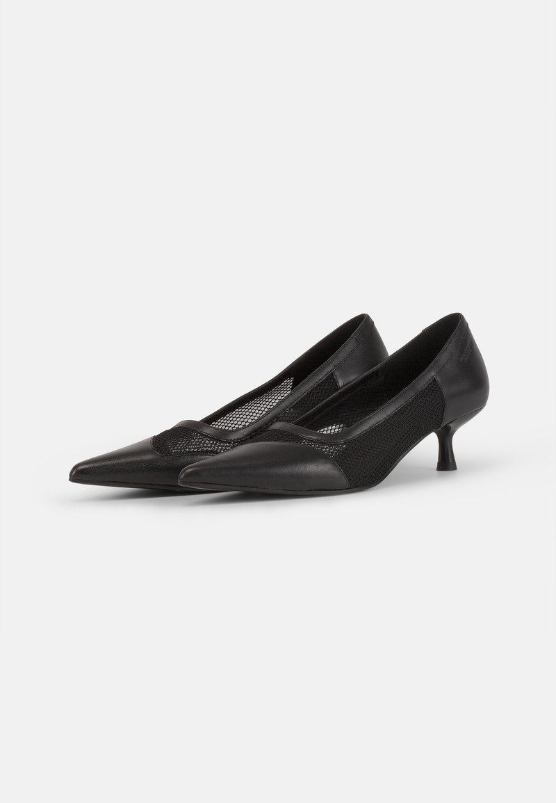 Schwarze spitze High Heels mit einem Mesh-Einsatz, glattem Leder und einem kleinen, tapered Absatz. Subtiler Steppnähtedetail im Obermaterial.