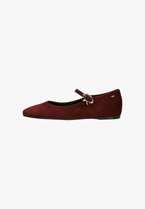 Ballerines en suede bordeaux avec un bout pointu, une lanière décorative avec un détail en métal doré et une semelle en caoutchouc noir basse.