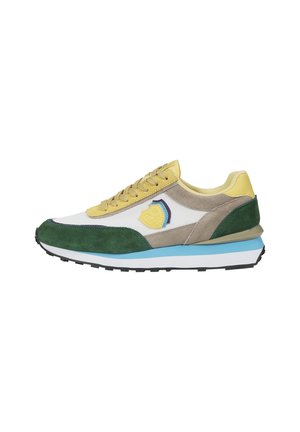 Niedriger Sneaker aus grünem Wildleder, gelbem Leder, beigen und weißen Mesh-Einsätzen, blauem Mittelsohlenstreifen und schwarzer Gummisohle.