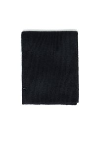 Melna ribota adīta šalle, taisnstūrveida forma, mīksta tekstūra, apdarinātas malas ar mazu birku detaļu. Nav redzamu rakstu vai rotājumu.