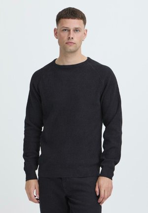 Schwarzer gestrickter Pullover mit langen Raglanärmeln, Rundhalsausschnitt und strukturiertem Stoff. Hat eine lockere Passform sowie gerippte Bündchen und Saum.