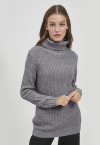 Grauer Strickrollkragenpullover mit strukturiertem Muster, gerippten Bündchen und Saum, ausgestattet mit einem Holzknopf an der Seite.