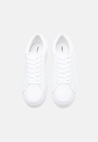 Λευκά αθλητικά παπούτσια με λείο δερμάτινο επάνω μέρος, επενδεδυμένο πέλμα και στρογγυλή μύτη. Διαθέτουν επίπεδα κορδόνια και απλό, μινιμαλιστικό σχέδιο.