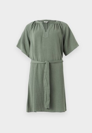 Korte mouwen, jurk tot de knie van zachte groene stof, met een V-hals, geplooide schouders en een afneembare tailleband voor een verstelbare pasvorm.