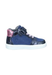 Blauer und marineblauer High-Top-Sneaker mit metallischen Akzenten, Klettverschluss, pinkem Fersendetail, strukturierten Materialien und weißer Gummisohle.