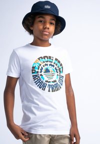 Camiseta de algodón blanca con un gráfico circular colorido que presenta el texto "Penrol Inc" y "Kahua Trail USA". Modelo vestido con pantalones cortos beige y un sombrero de cubo oscuro.