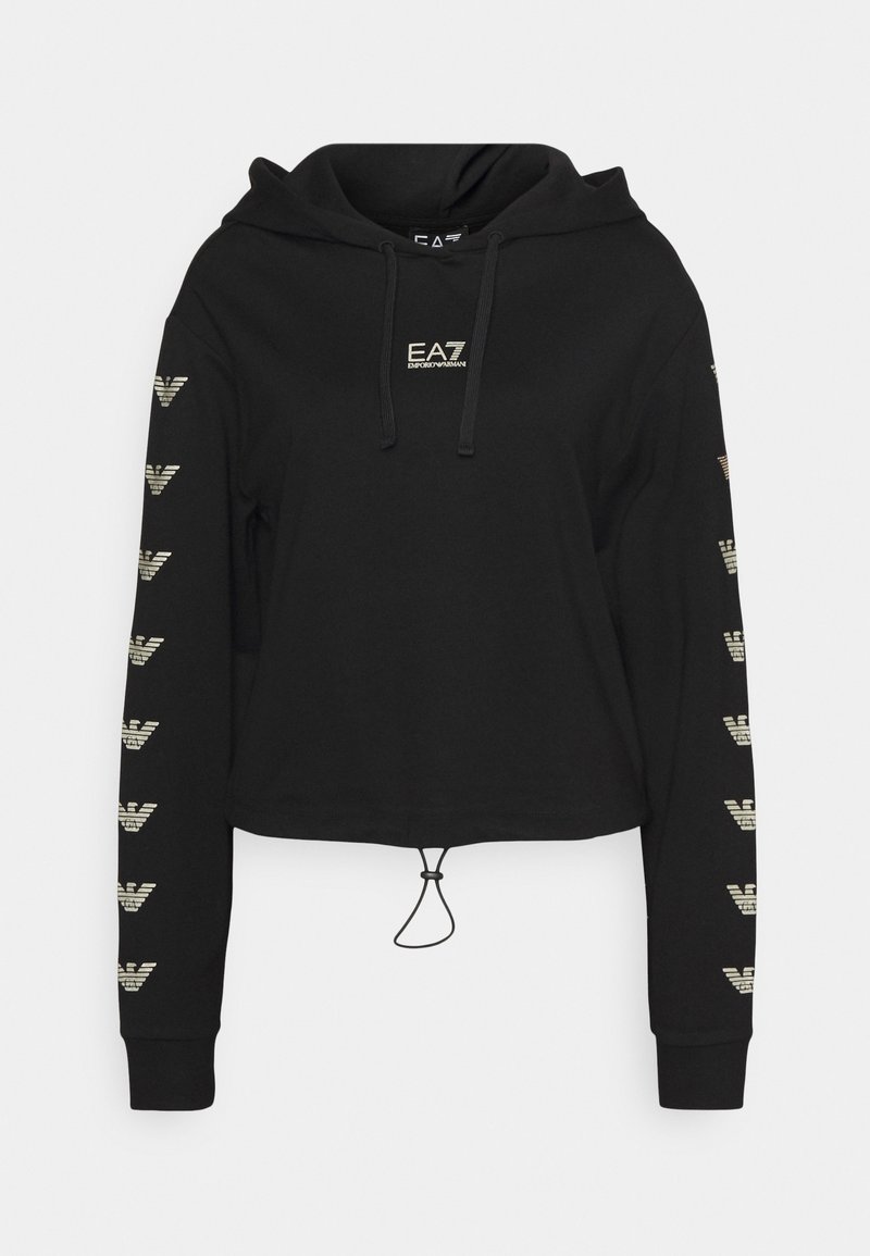 Sudadera corta negra hecha de tela suave, con capucha ajustable, puños elásticos y patrones de logotipos blancos a lo largo de las mangas.
