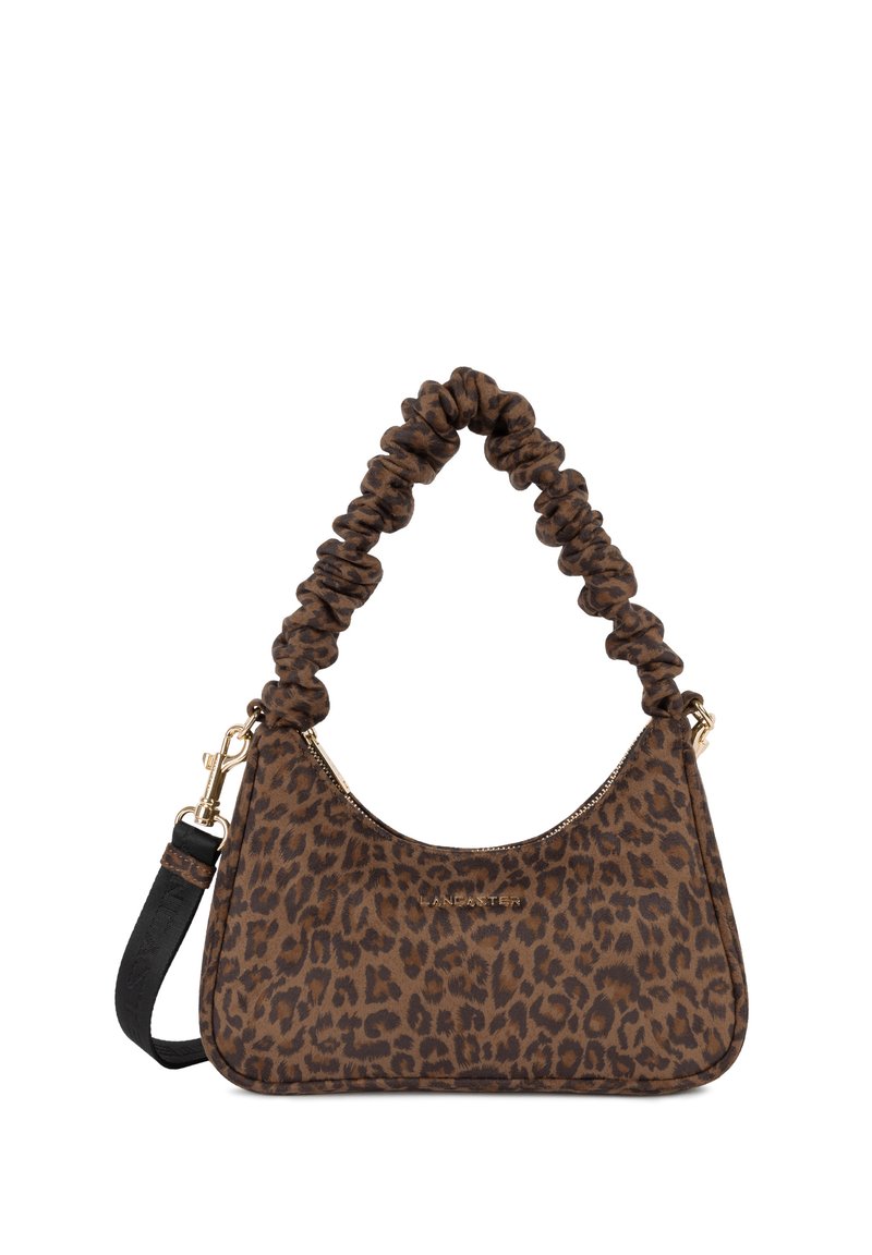 Sac à main avec motif léopard, en tissu doux et texturé, muni d'une anse froncée et d'une bandoulière noire amovible dotée de détails en métal doré.