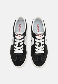 Czarne zamszowe sneakersy z białymi gumowymi podeszwami, z białymi sznurówkami oraz logo Levi's na języku. Klasyczny sportowy design z kontrastowymi akcentami.