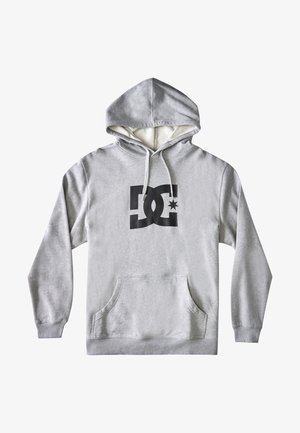 Hoodie gris en tissu polaire, avec un logo DC noir au centre, une poche kangourou à l'avant et une capuche avec cordon de serrage.