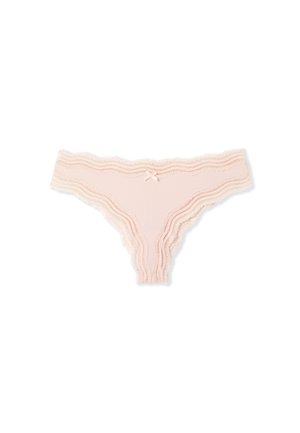 Tanga de mujer en tono rosa claro con detalles de encaje y un pequeño lazo en el centro delantero.
