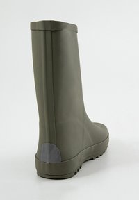 Olivengrøn gummistøvle med en tekstureret overflade, høj form og grå hælaccen. Minimalistisk design uden synlige lukninger.