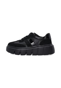 Schwarze Sneakers aus einer Mischung aus Wildleder und Lackleder, mit einer dicken Sohle und strukturierten Akzenten im Obermaterial. Mit Schnürung.