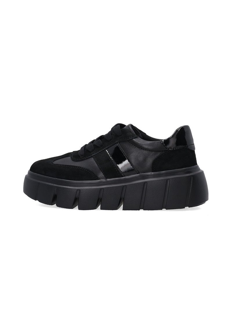 Schwarze Sneakers aus einer Mischung aus Wildleder und Lackleder, mit einer dicken Sohle und strukturierten Akzenten im Obermaterial. Mit Schnürung.