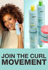 Drie haarverzorgingsproducten met blauwe flessen en kleurrijke doppen: geel, groen en roze. Een persoon houdt een blauw product vast en glimlacht.