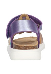 Vista posteriore di un sandalo viola e marrone con una cinghia in pelle, soletta in sughero e suola in gomma bianca; chiusura regolabile in velcro.