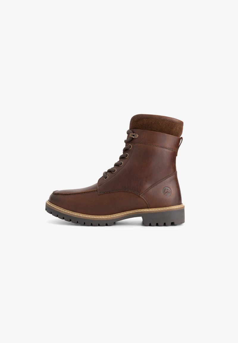 Bruine leren enkelboot met een suède kraag, vetersluiting, gestructureerde rubberen zool en contrasterende stiksels. Zijkant met branding.