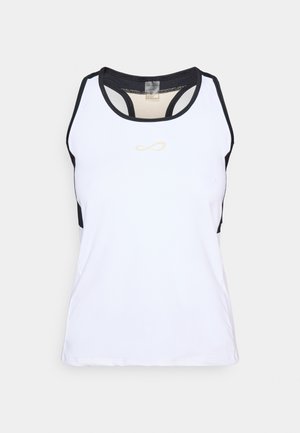 Camiseta atlética blanca con acentos y ribetes negros. Presenta un escote redondo y un pequeño logo dorado en la parte central frontal. Textura lisa.