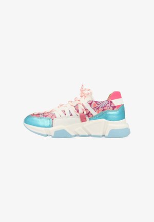 Kleurige sneaker met een geborduurde textiel bovenkant in roze en wit, metallic blauwe accenten en een chunky witte zool met lichtblauwe details.