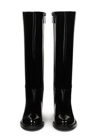 Bottes noires vernies montantes au design épuré, avec une fermeture éclaire sur le côté extérieur et un bout arrondi. Texture lisse et brillante.
