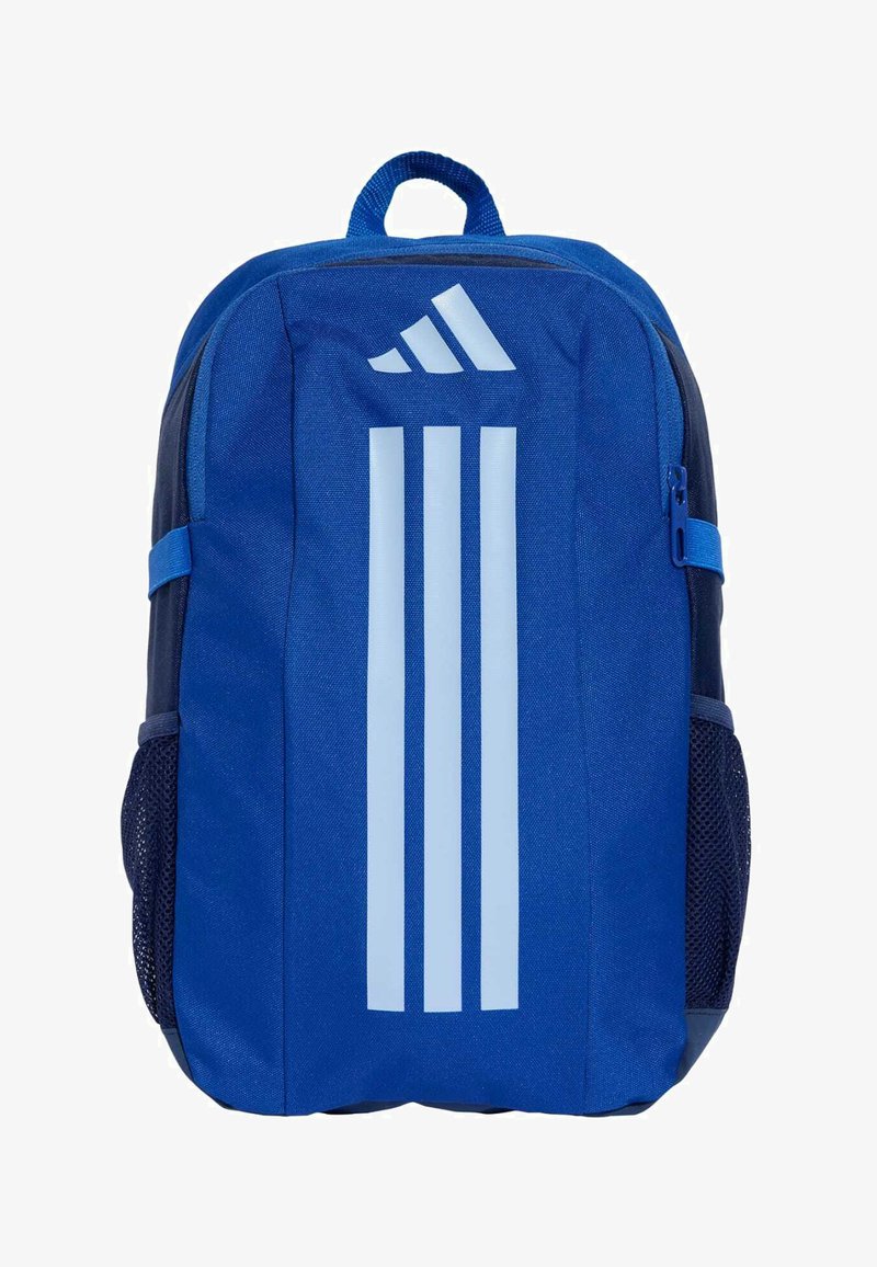 Blauwe rugzak van duurzaam materiaal, met een groot logo aan de voorkant, twee zijvakken van gaas en een bovenhandvat.