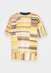 Lyhythihainen t-paita, jossa on eloisa kuvio keltaisista, oransseista, mustista ja valkoisista geometrisista muodoista. T-paidassa on musta pyöreä kaula-aukko ja logo.