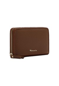 Braune Lederbörse mit strukturiertem Finish, durchgehendem Reißverschluss und dezentem goldenen "Tamaris"-Logo auf der Vorderseite. Kompaktes, rechteckiges Design.
