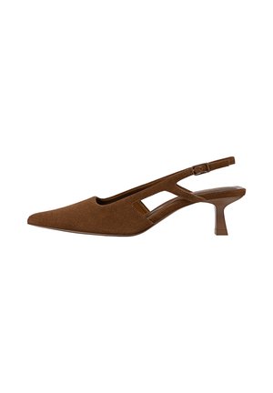 Brązowy zamszowy szpiczasty but typu slingback z niskim obcasem blokowym i regulowanym paskiem z klamrą, z bocznym wycięciem.