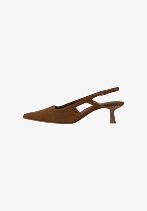 Brązowy zamszowy szpiczasty but typu slingback z niskim obcasem blokowym i regulowanym paskiem z klamrą, z bocznym wycięciem.