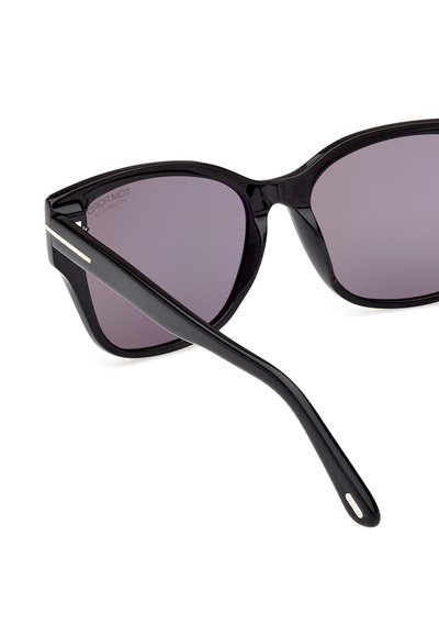 Czarne okulary przeciwsłoneczne w kształcie kocich oczu z ciemnymi gradientowymi soczewkami, błyszcząca oprawka z acetatu oraz srebrny akcent z boku oprawki.