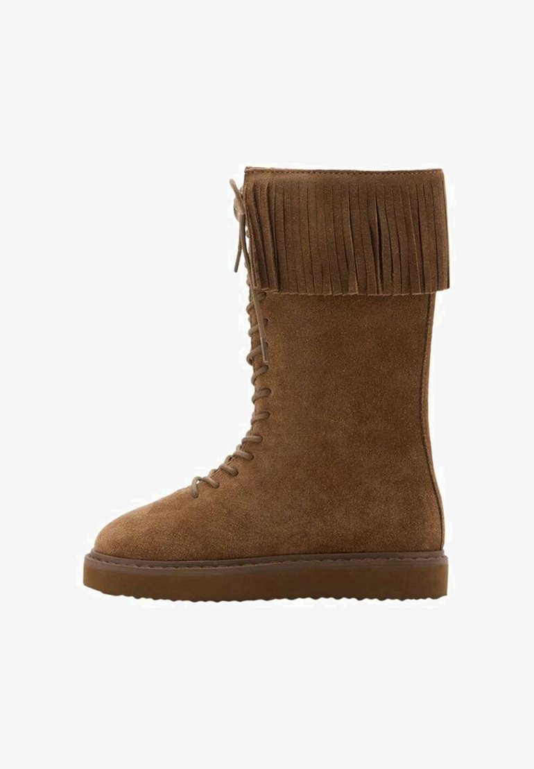 Botas de ante marrón hasta la rodilla con detalles de flecos en la parte superior, cordones en la parte delantera y puntera redondeada sobre una suela de goma plana.