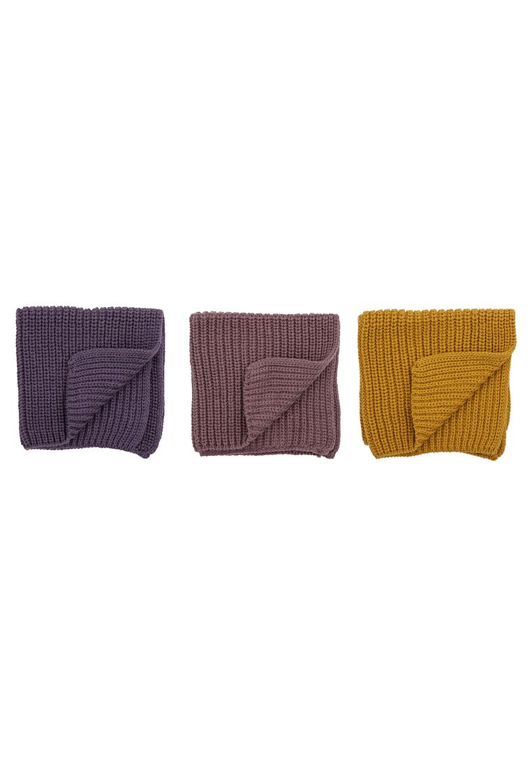 Drei gestrickte Stirnbänder in Lila, Mauve und Senfgelb. Jedes hat ein gefaltetes Design mit einem strukturierten Rippenmuster.