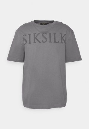 T-shirt gris à manches courtes avec "SIKSILK" imprimé en grandes lettres foncées sur la poitrine, doté d'un col rond et d'une coupe décontractée.