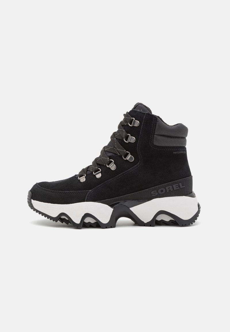 Schwarzer wasserdichter Wildleder High-Top Sneaker mit strukturierten grauen Schnürsenkeln, metallischen Ösen und einer klobigen weißen Außensohle mit schwarzen Akzenten.