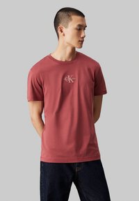 Calvin Klein Jeans MONOLOGO TEE - Camiseta básica - apple butter