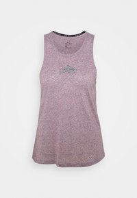 Canotta senza maniche Nike trail di colore viola chiaro, realizzata in tessuto Dri-FIT, con logo nero sul petto e sul colletto.